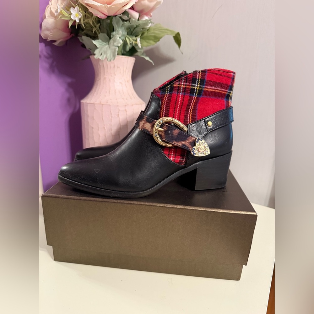 Betsey Johnson Wilma Black and Plaid Western Ankle booties. - Picture 7 of 10
